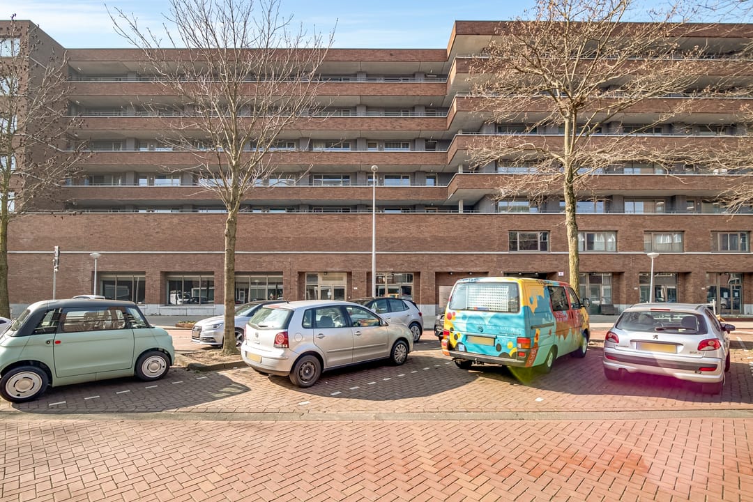 Modern 3-bedroom apartment with west-facing balcony and private parking in Amsterdam Slotervaart — 28