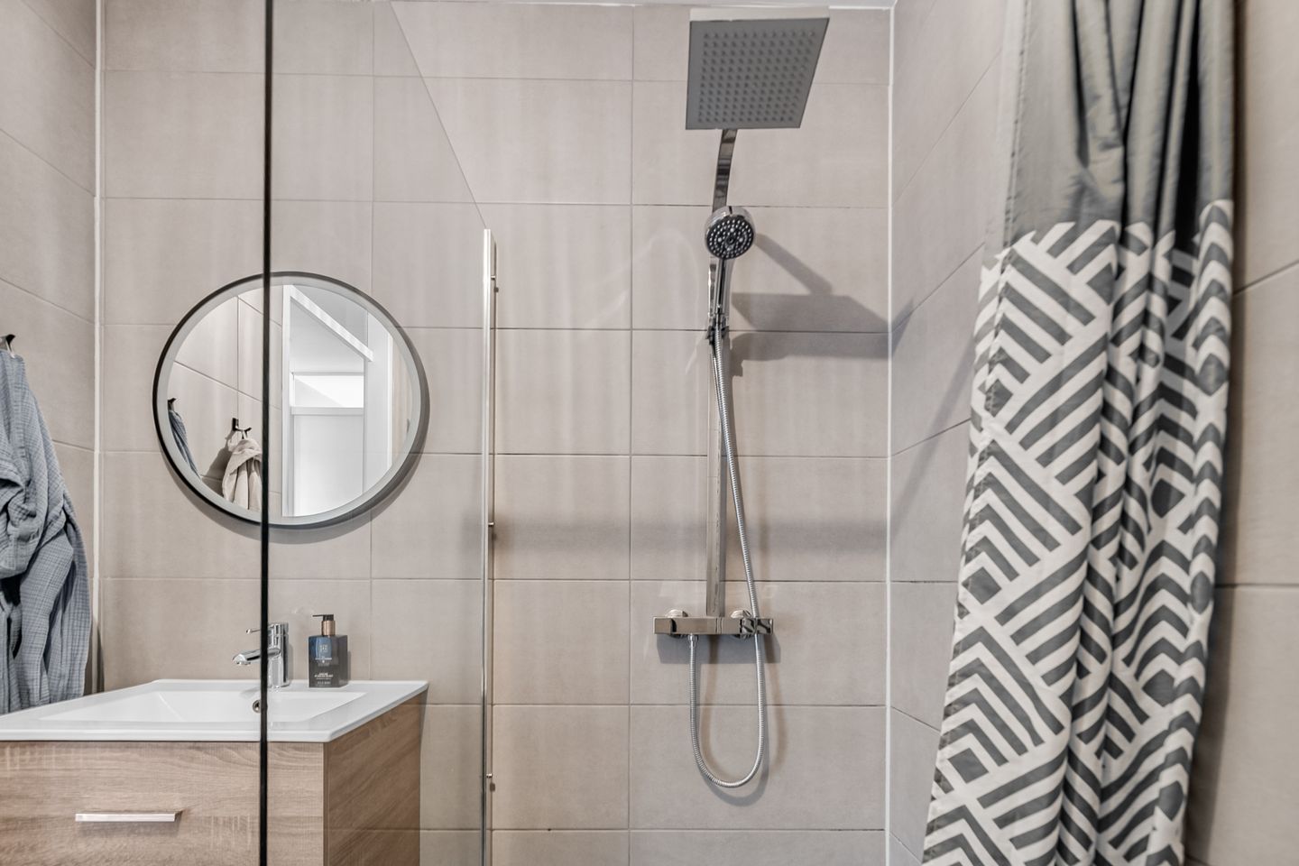 Modern 3-bedroom apartment with west-facing balcony and private parking in Amsterdam Slotervaart — 14