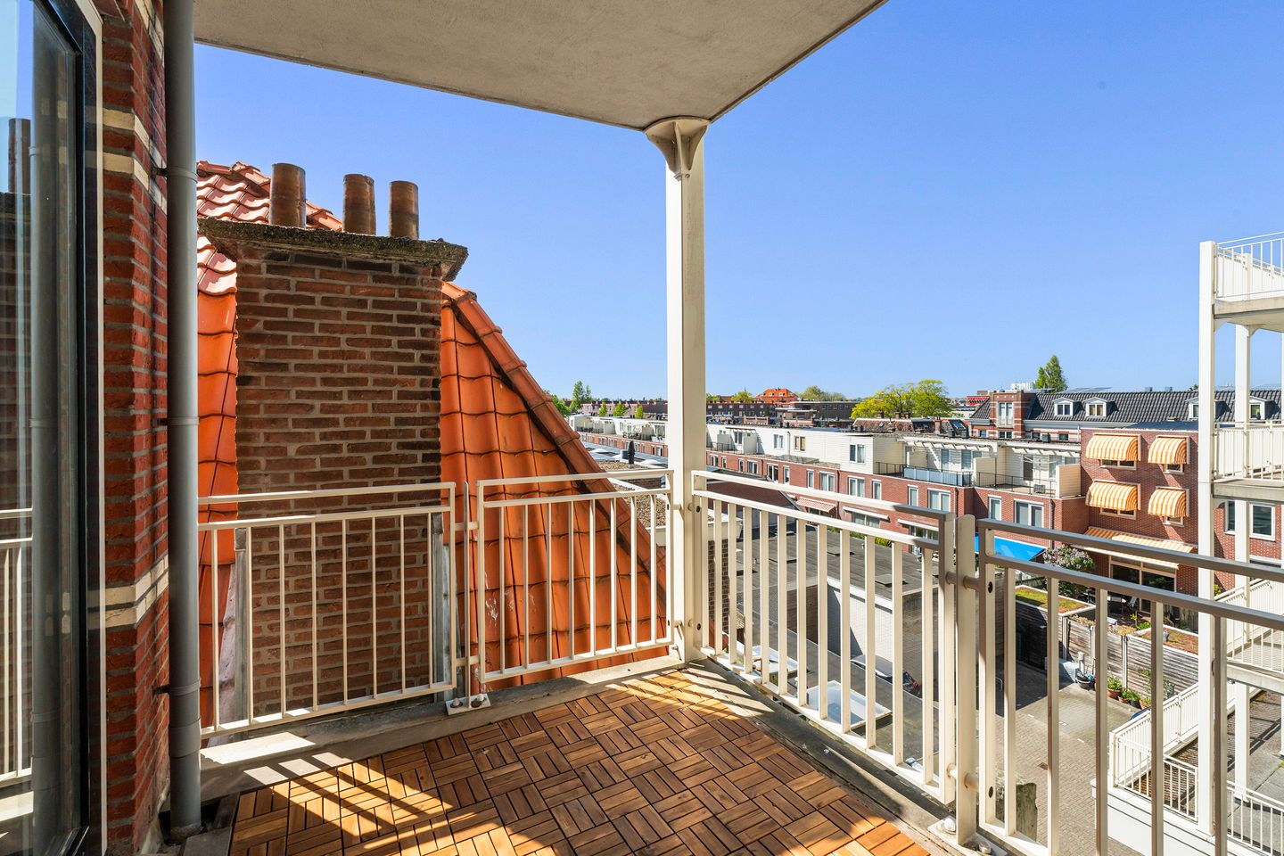 Spacious 4-Room Apartment with City Views, Terrace and Two Parking Spaces in Valkenboskwartier — 29