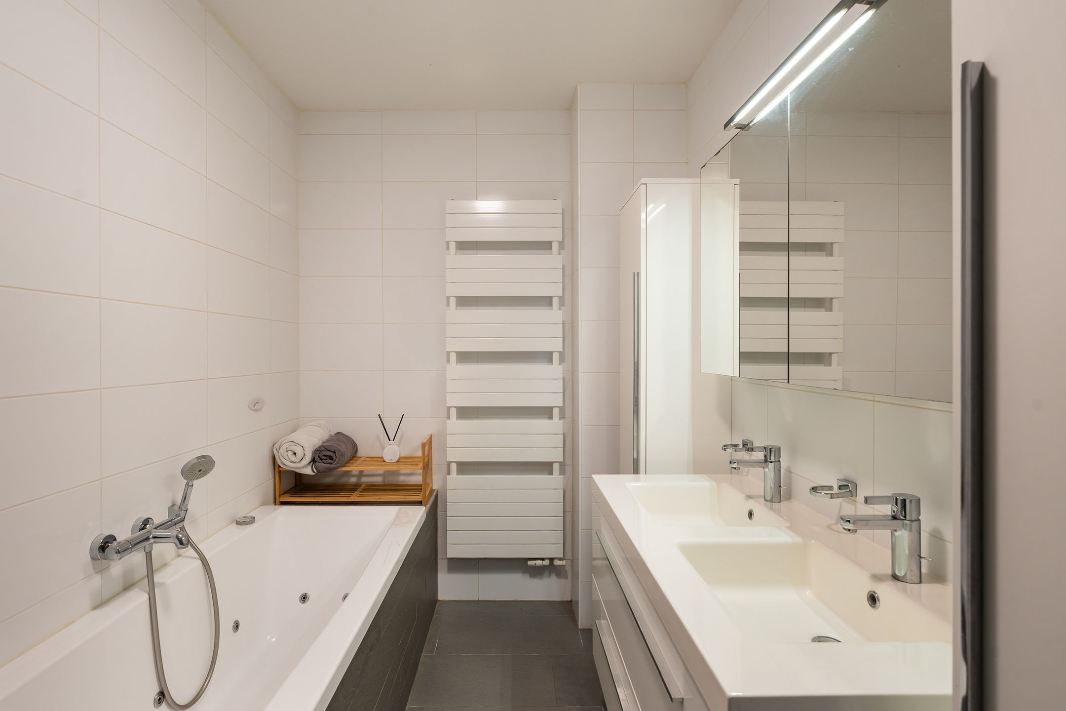 Spacious 4-Room Apartment with City Views, Terrace and Two Parking Spaces in Valkenboskwartier — 21