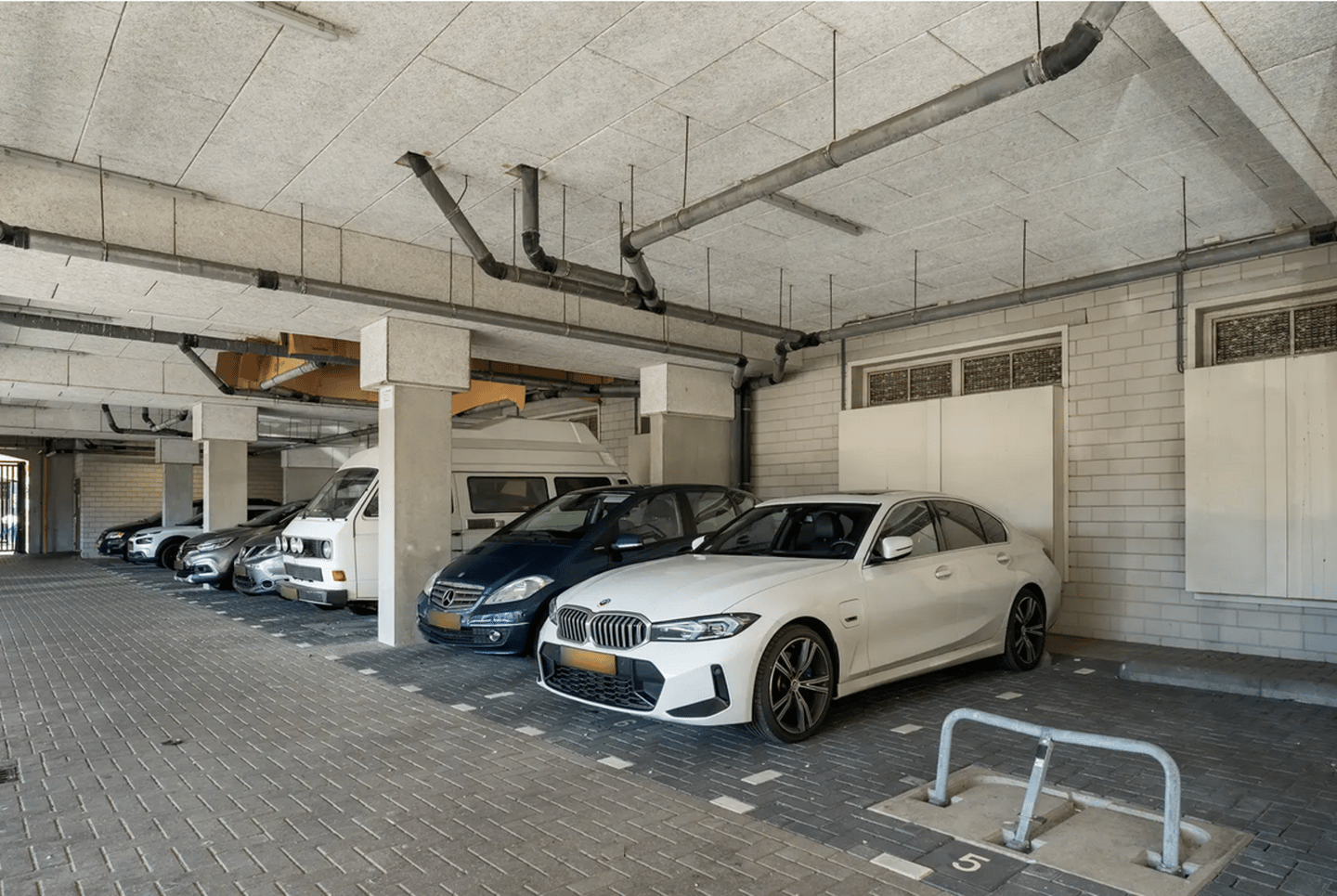 Spacious 4-Room Apartment with City Views, Terrace and Two Parking Spaces in Valkenboskwartier — 35