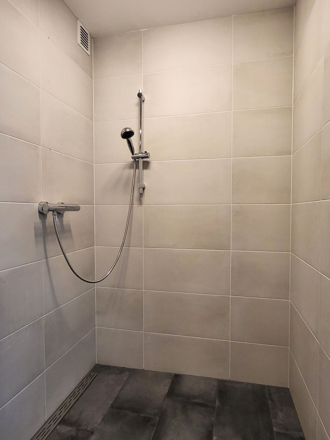 Spacious Apartment with Park View in Elsrijk — 11