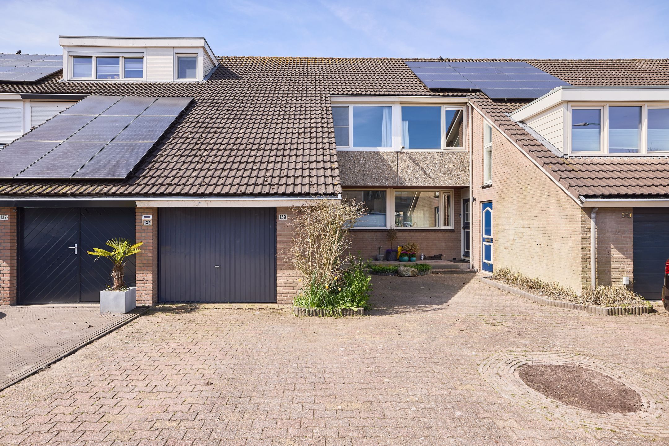 Spacious Family Home with Garage and Waterfront Garden — 36