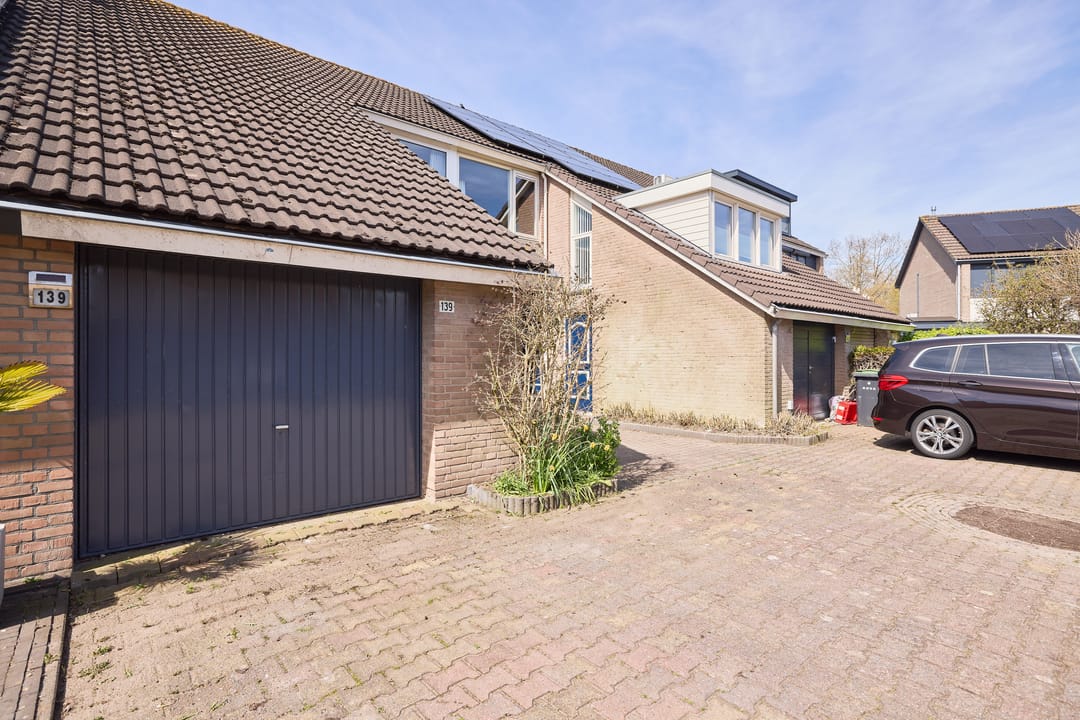 Spacious Family Home with Garage and Waterfront Garden — 37