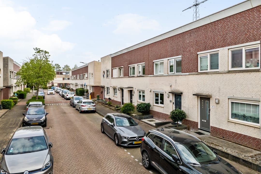 Move-in Ready Terraced Home with Sunroom and South-Facing Garden in Sliedrecht — 28