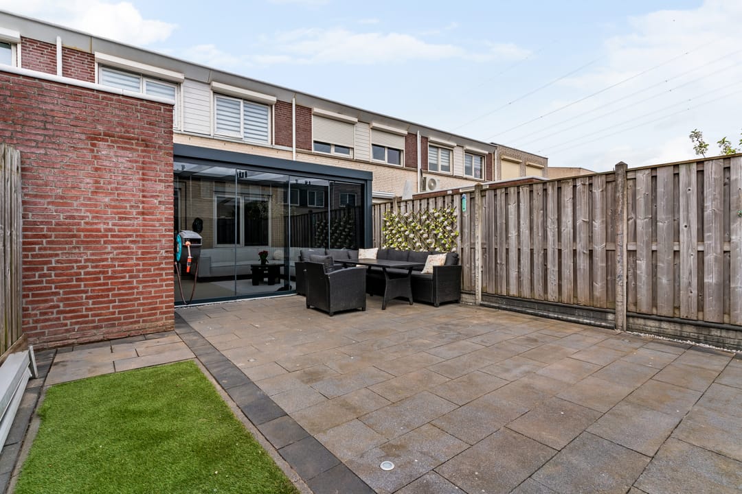 Move-in Ready Terraced Home with Sunroom and South-Facing Garden in Sliedrecht — 26