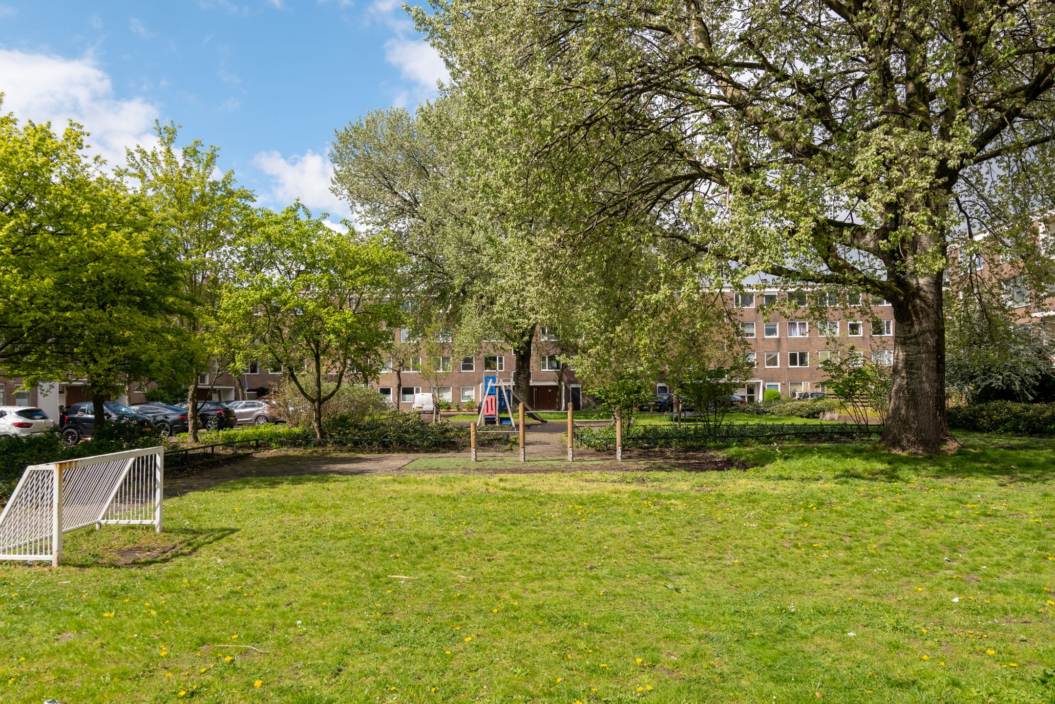 Spacious 4-room apartment with south-facing balcony in quiet Amsterdam-Noord — 24