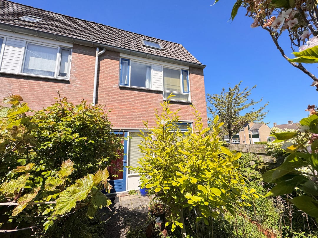Spacious corner house with potential fourth bedroom in peaceful location — 13