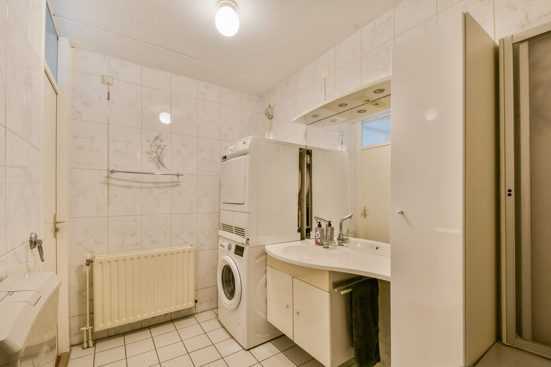 Spacious 4-room maisonette with sunny west-facing balcony and open views — 13