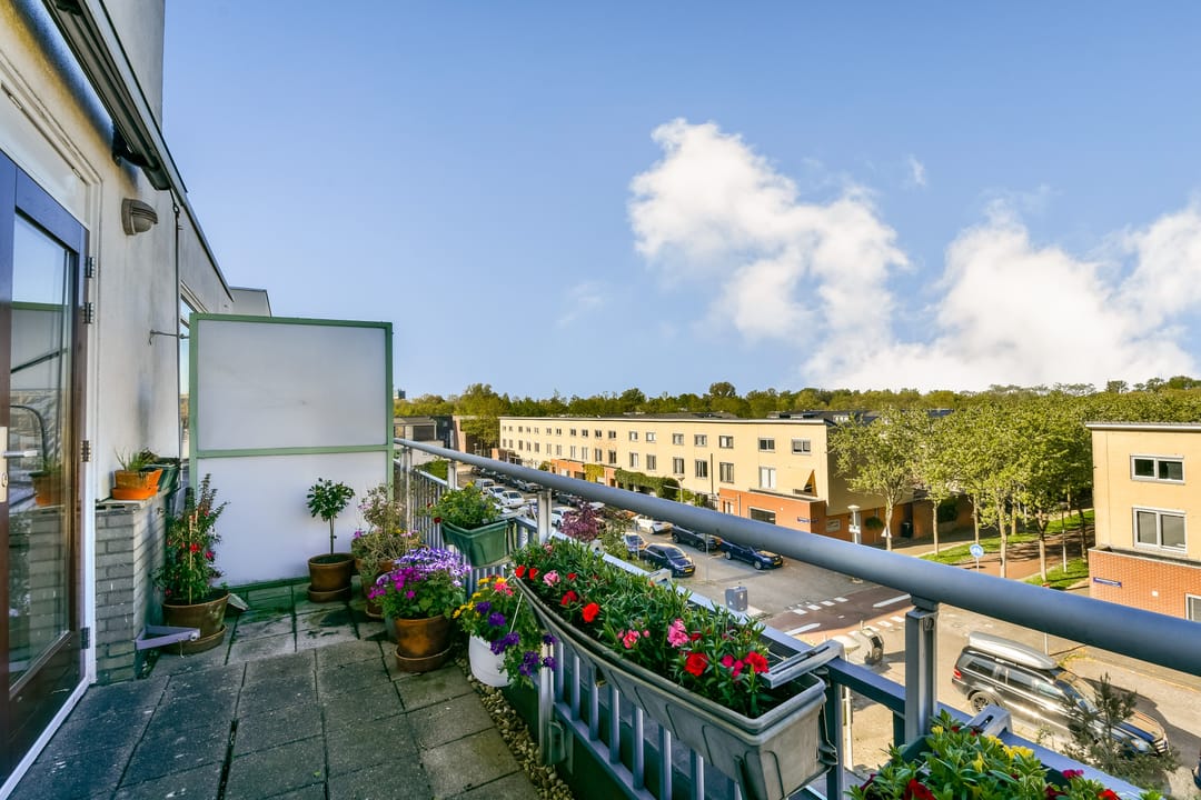 Spacious 4-room maisonette with sunny west-facing balcony and open views — 16