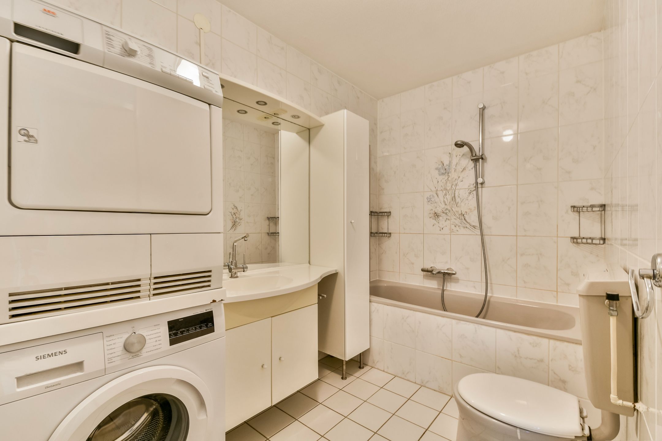 Spacious 4-room maisonette with sunny west-facing balcony and open views — 12