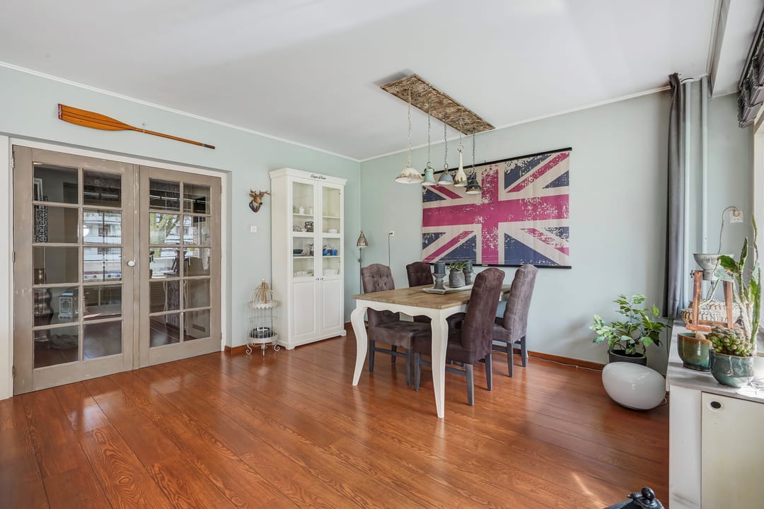Spacious corner apartment with sunny south-facing balconies in Rijswijk — 22