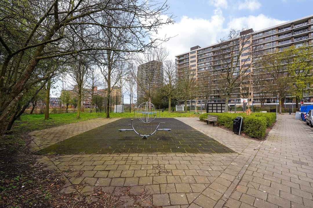 Spacious corner apartment with sunny south-facing balconies in Rijswijk — 46