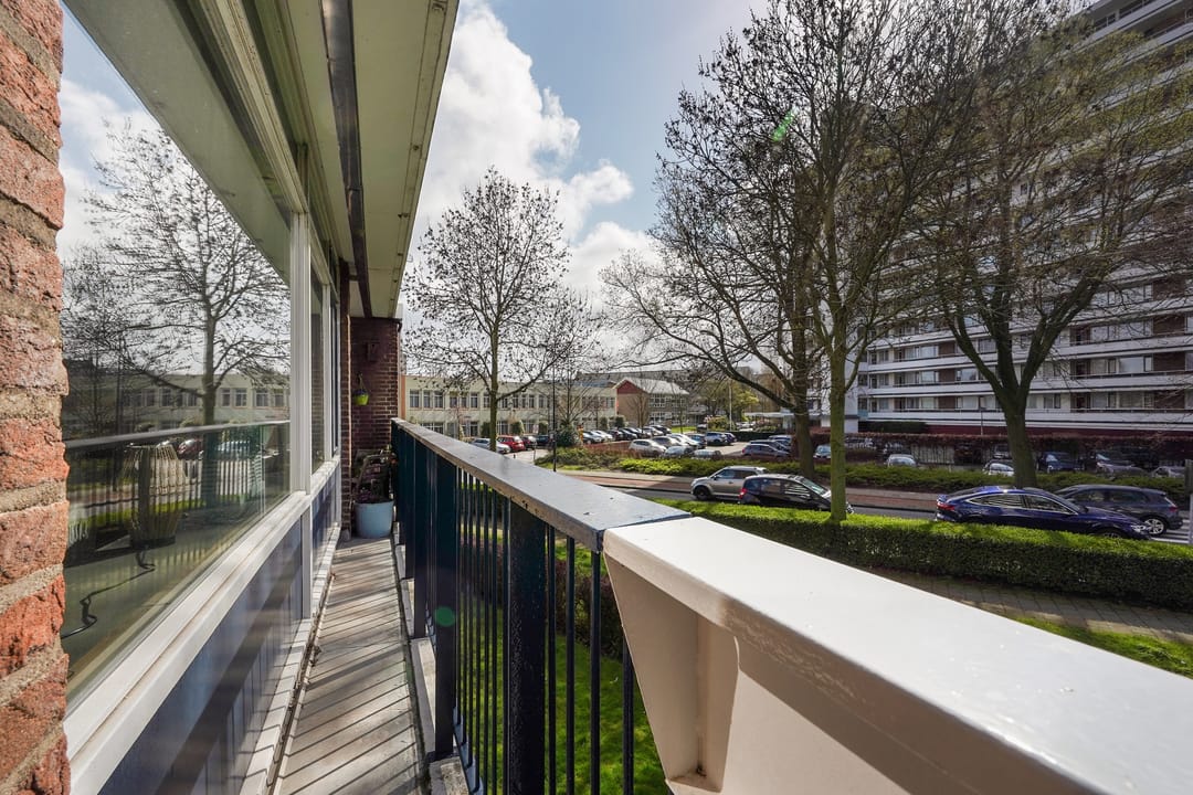 Spacious corner apartment with sunny south-facing balconies in Rijswijk — 32
