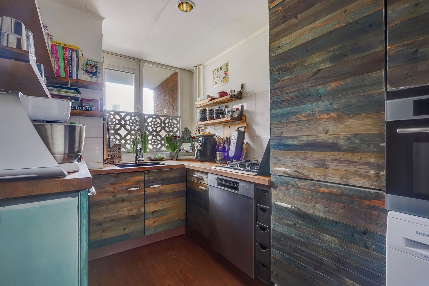 Spacious corner apartment with sunny south-facing balconies in Rijswijk — 14