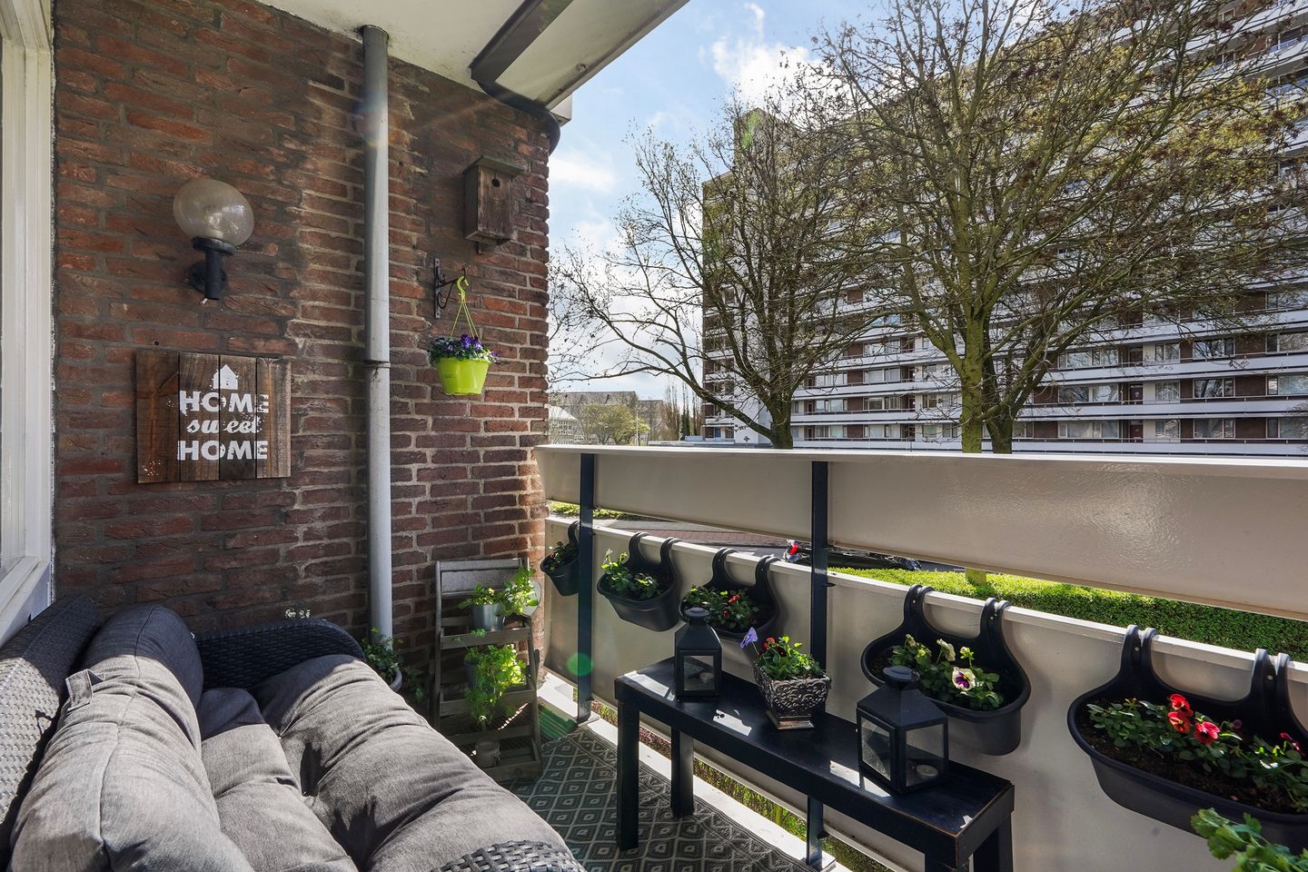 Spacious corner apartment with sunny south-facing balconies in Rijswijk — 34