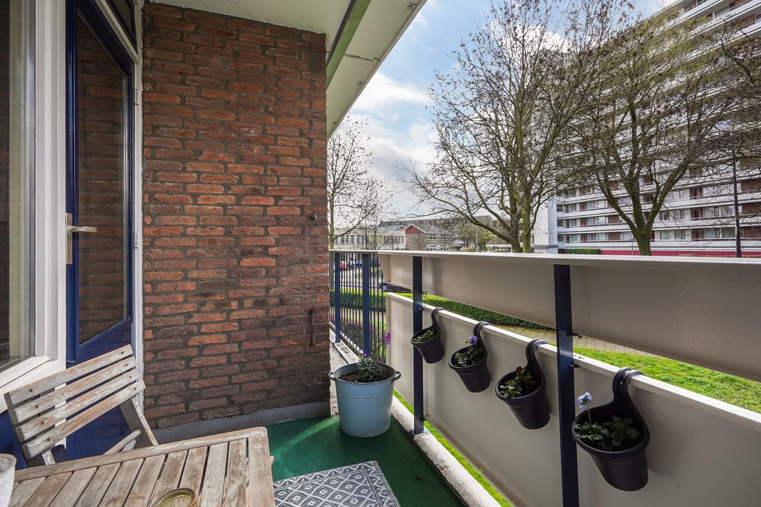 Spacious corner apartment with sunny south-facing balconies in Rijswijk — 31