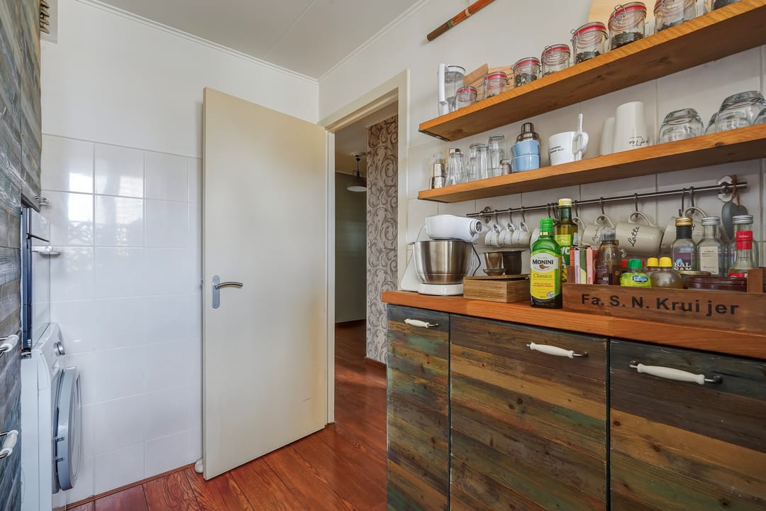 Spacious corner apartment with sunny south-facing balconies in Rijswijk — 17