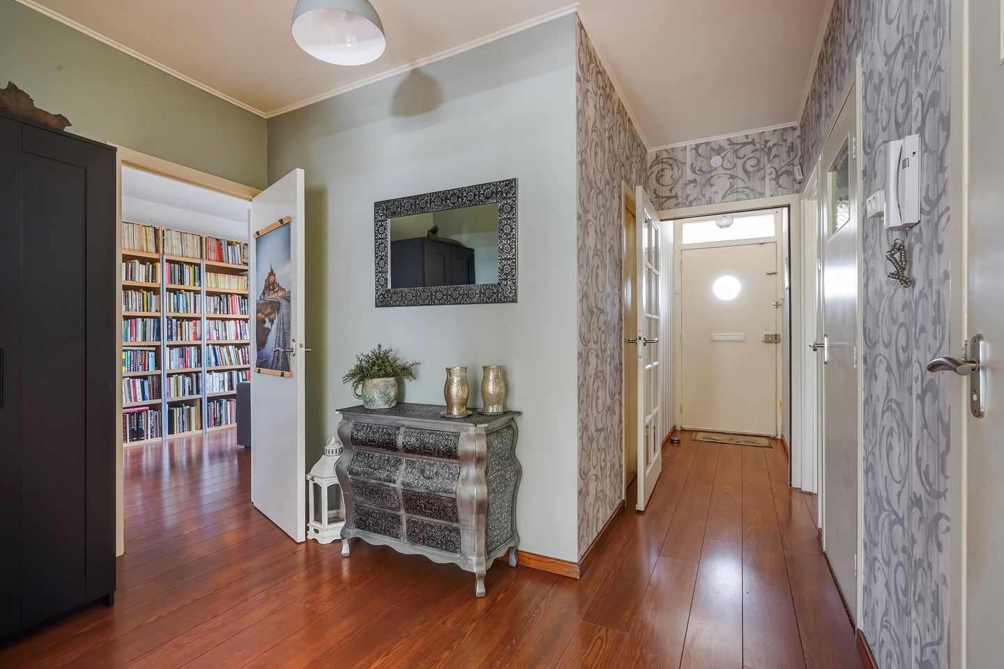 Spacious corner apartment with sunny south-facing balconies in Rijswijk — 19