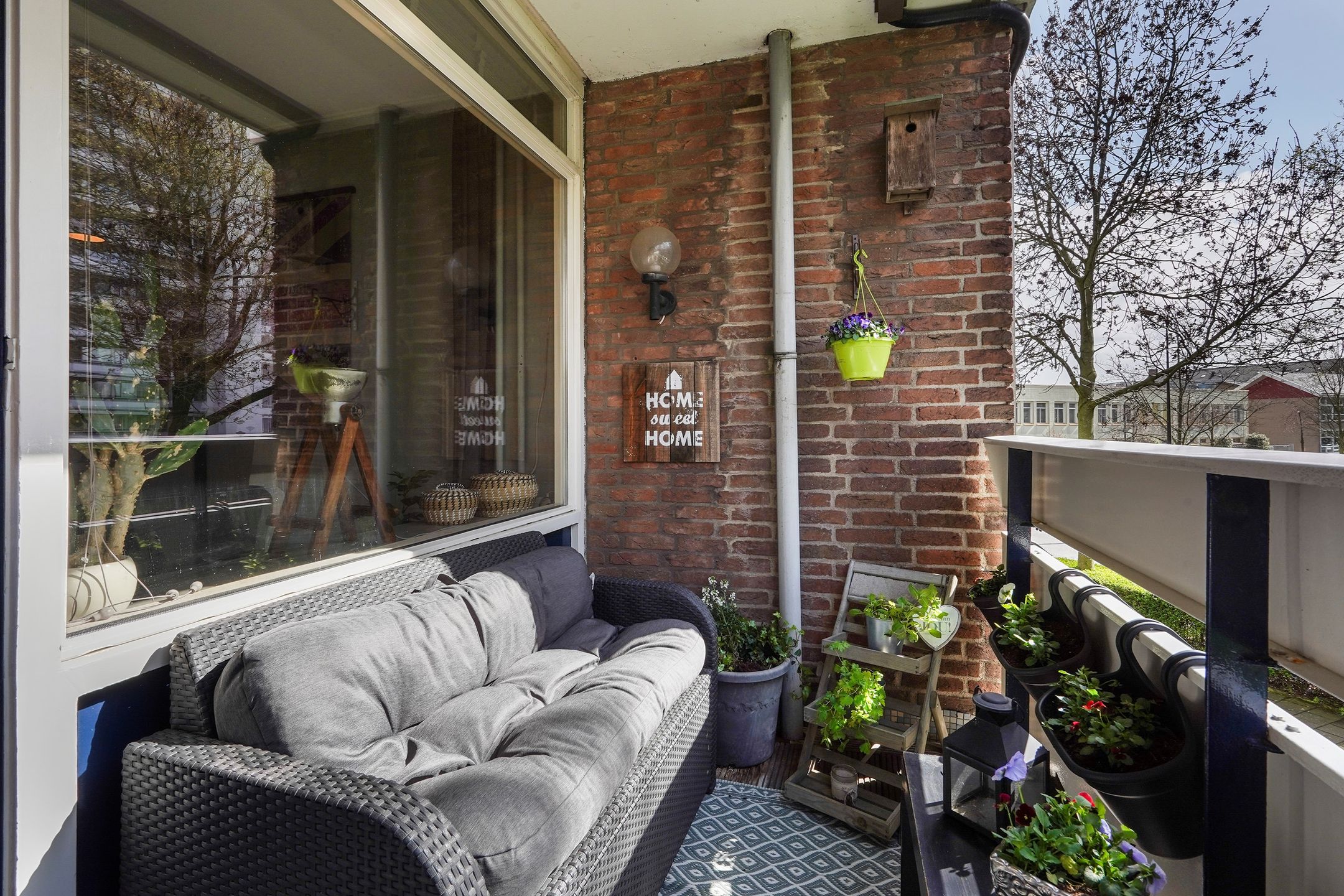 Spacious corner apartment with sunny south-facing balconies in Rijswijk — 36