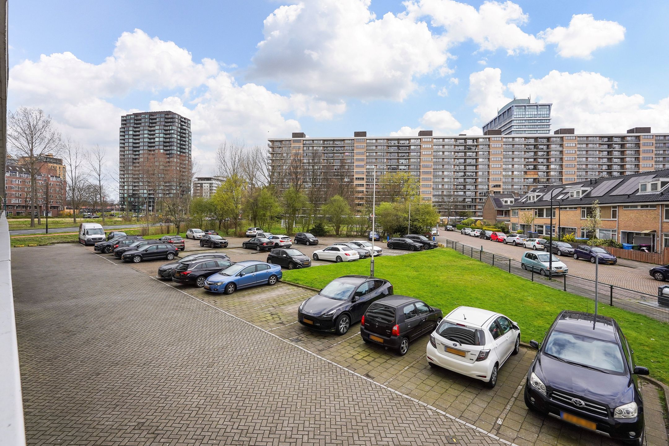 Spacious corner apartment with sunny south-facing balconies in Rijswijk — 18