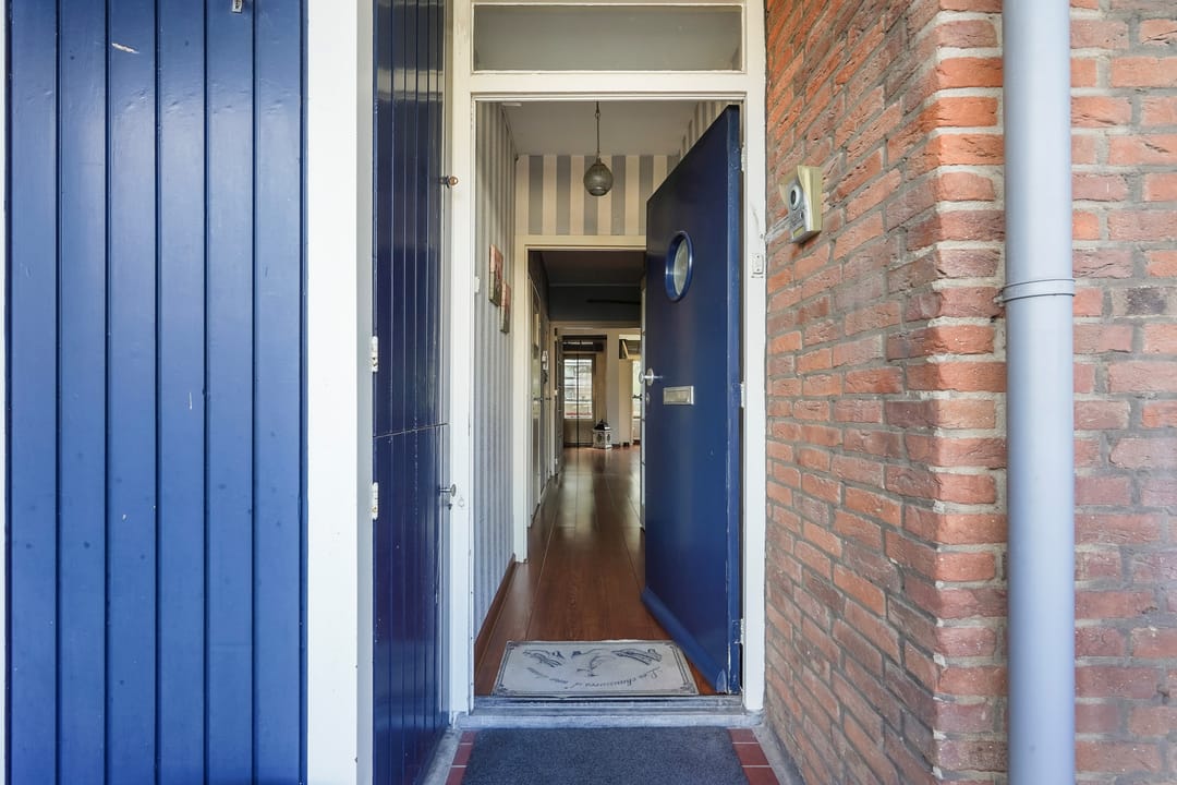 Spacious corner apartment with sunny south-facing balconies in Rijswijk — 13