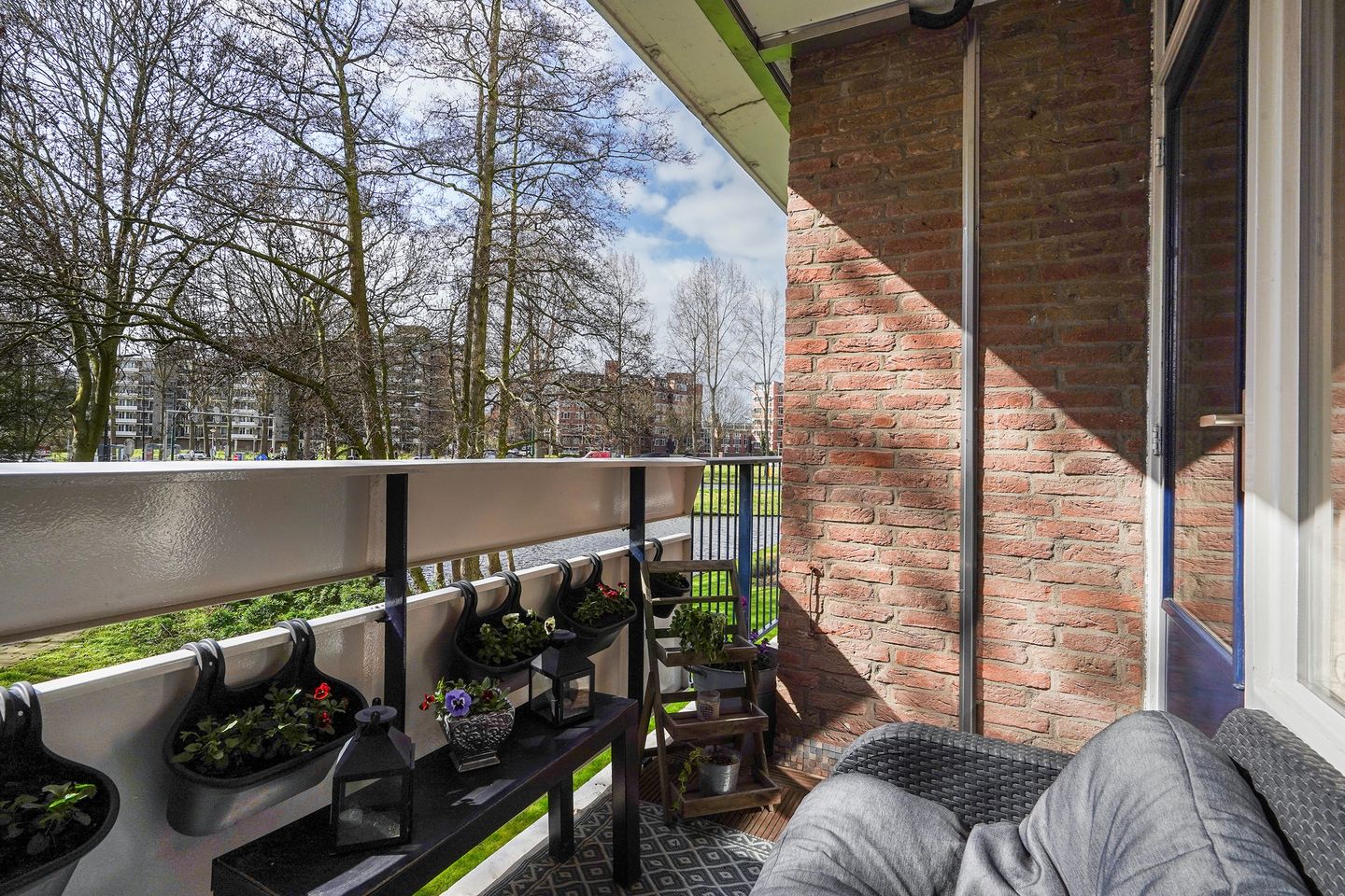 Spacious corner apartment with sunny south-facing balconies in Rijswijk — 35