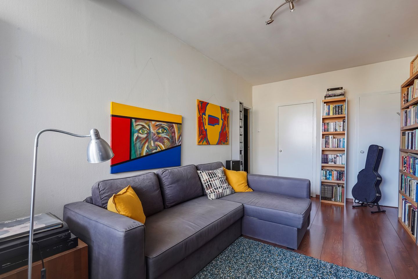 Spacious corner apartment with sunny south-facing balconies in Rijswijk — 40