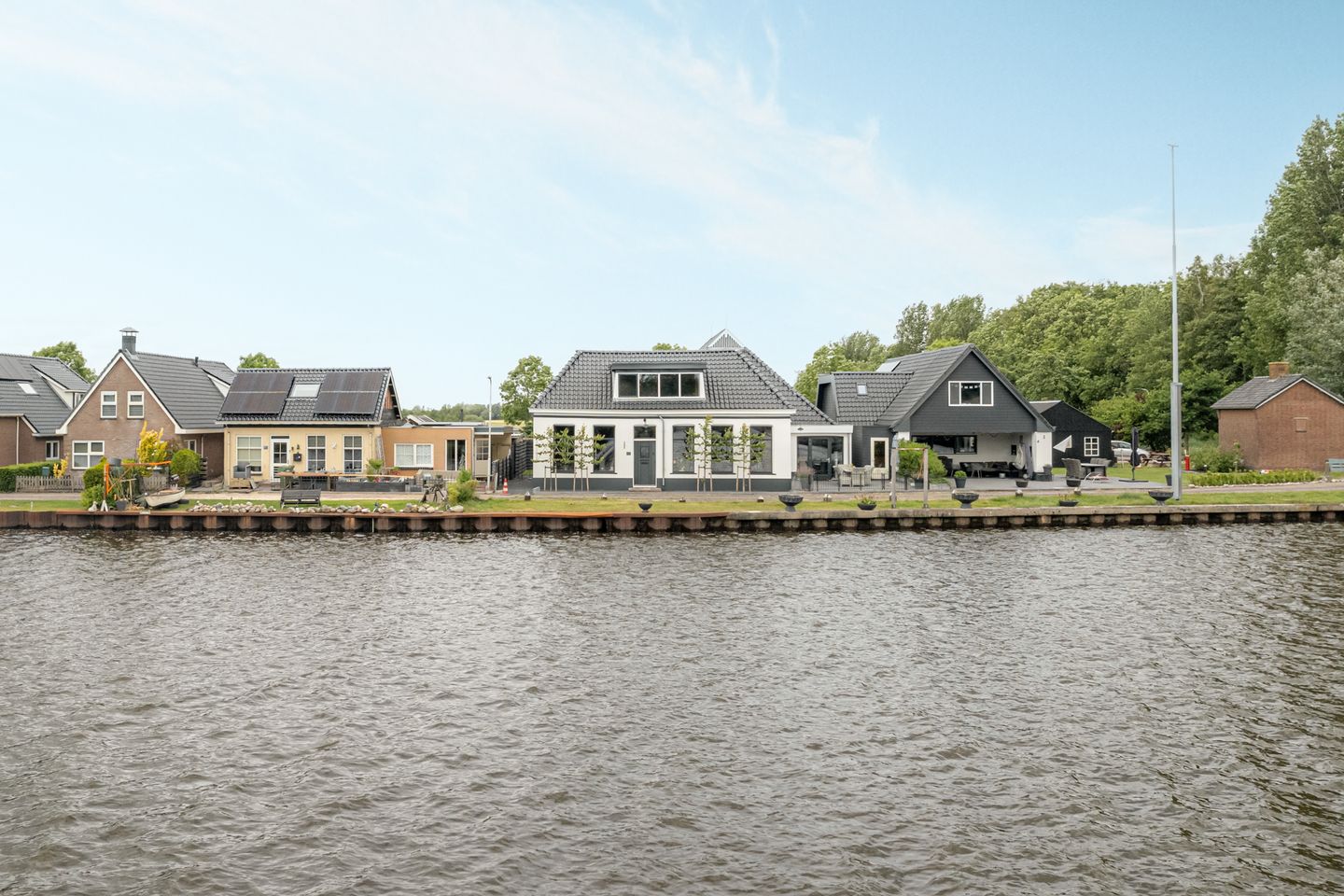 Renovated Farmhouse with Water Views in Augustinusga — 49