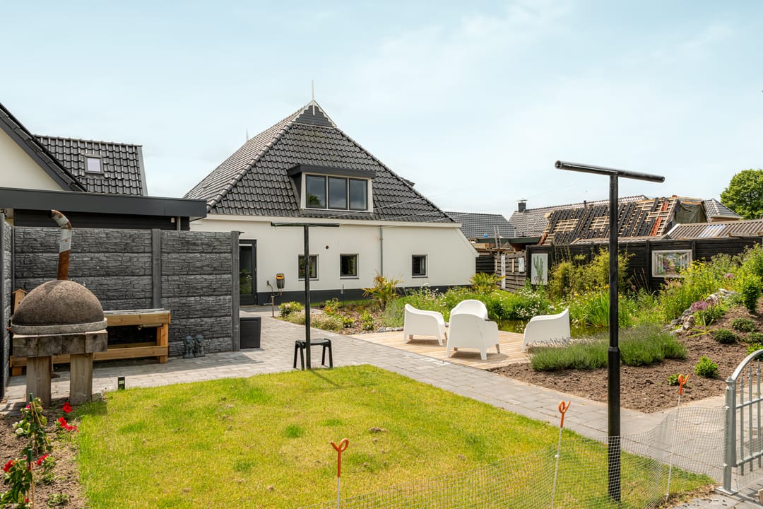 Renovated Farmhouse with Water Views in Augustinusga — 52