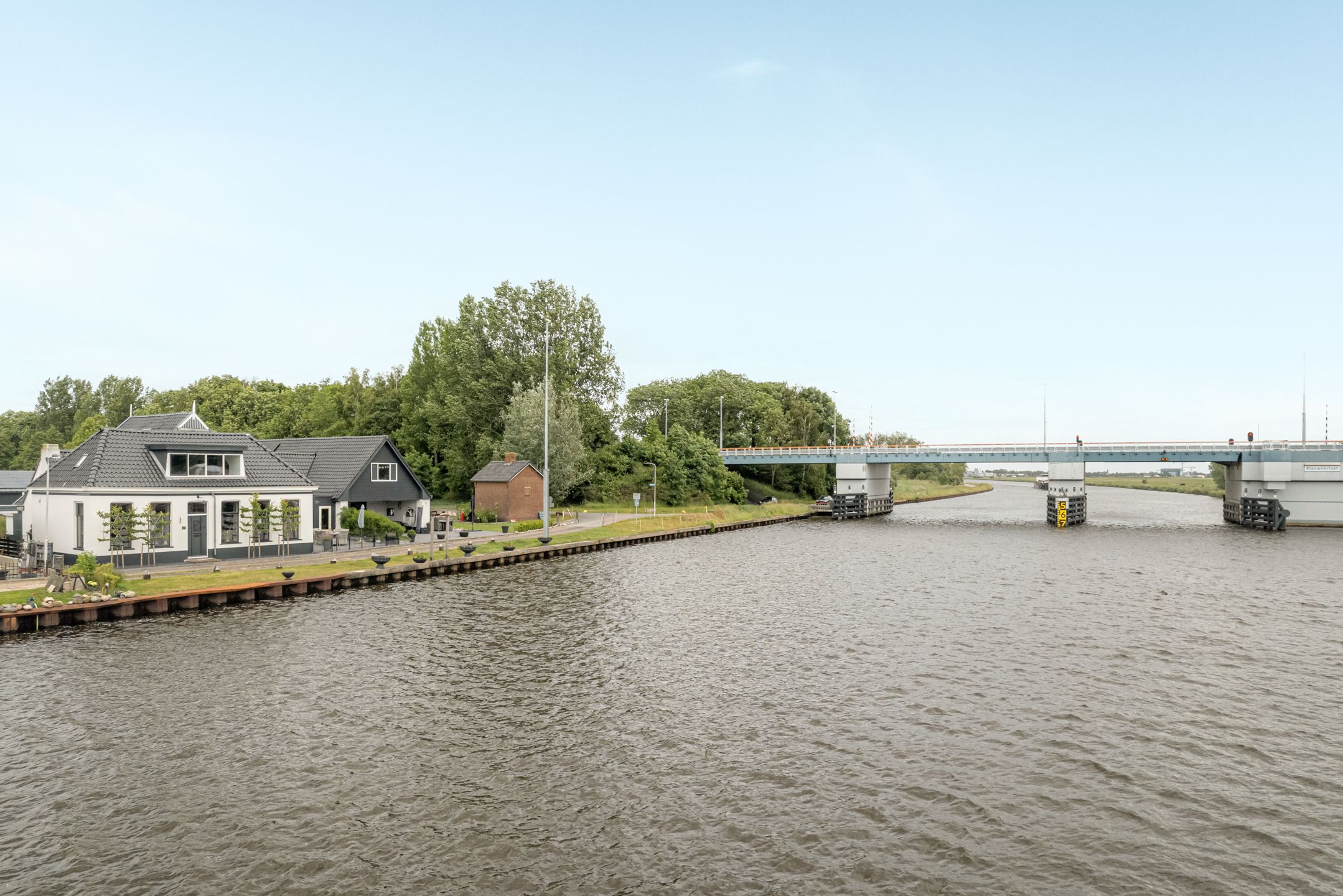 Renovated Farmhouse with Water Views in Augustinusga — 48