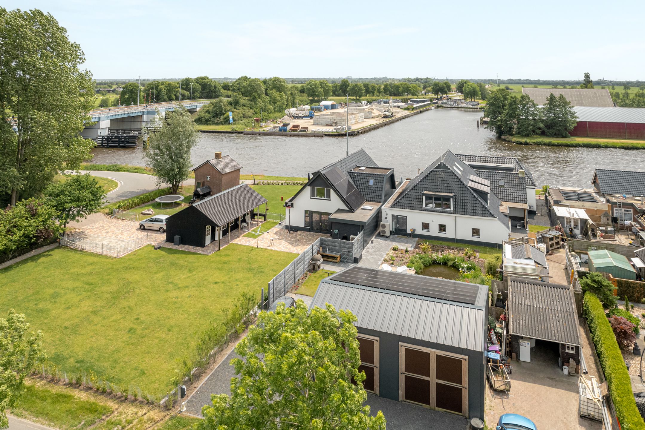 Renovated Farmhouse with Water Views in Augustinusga — 45