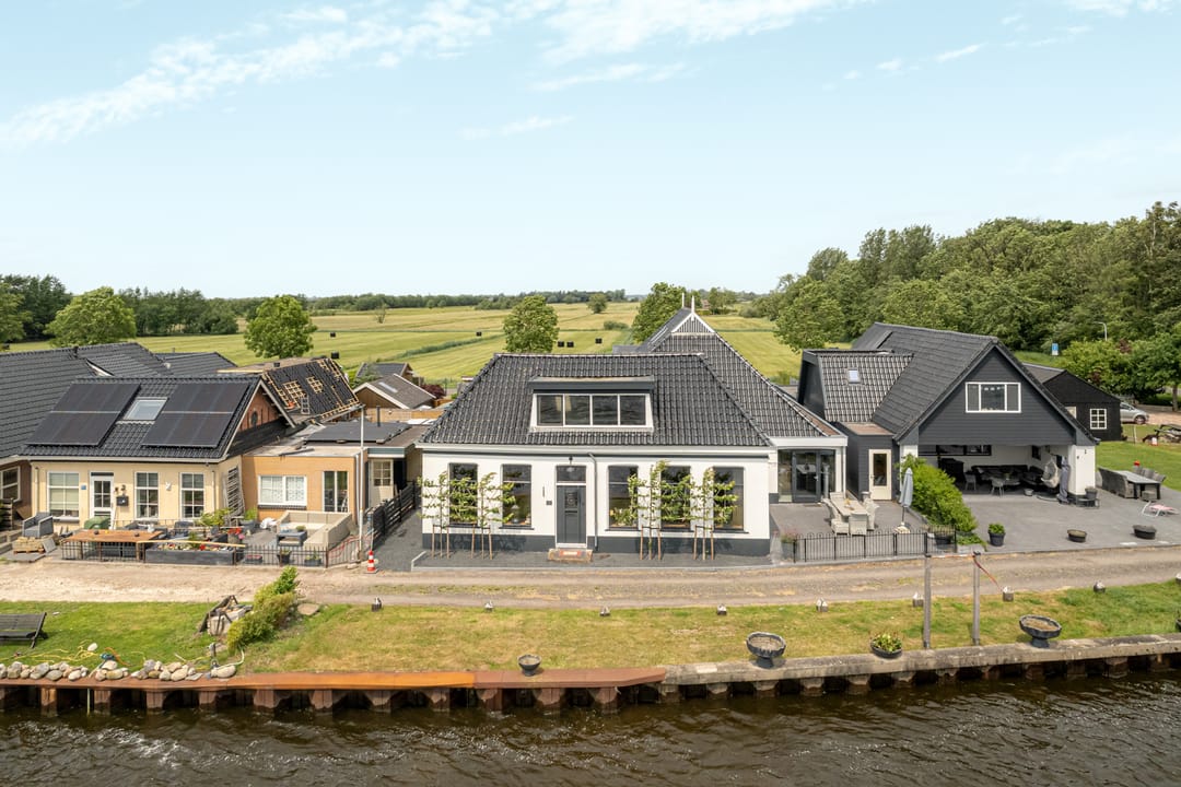 Renovated Farmhouse with Water Views in Augustinusga — 58