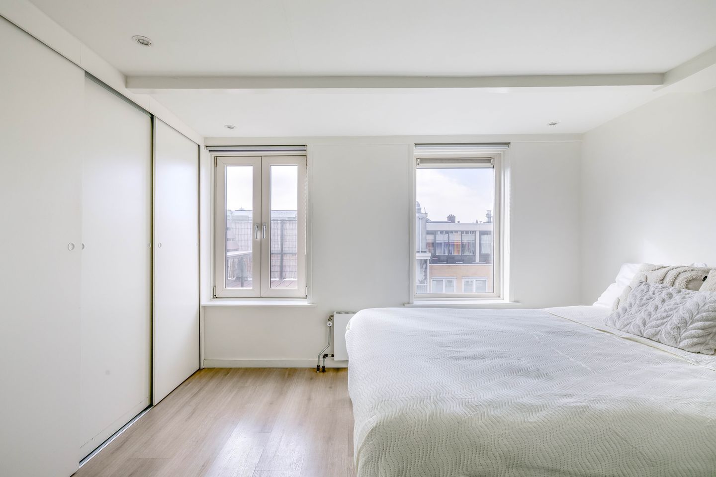 Renovated Fourth-Floor Apartment with Rooftop Terrace in De Pijp — 25