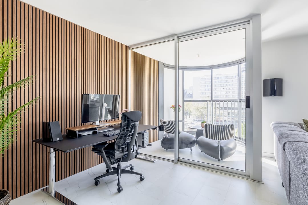 Central Rotterdam apartment with panoramic city views and south-facing balcony — 23
