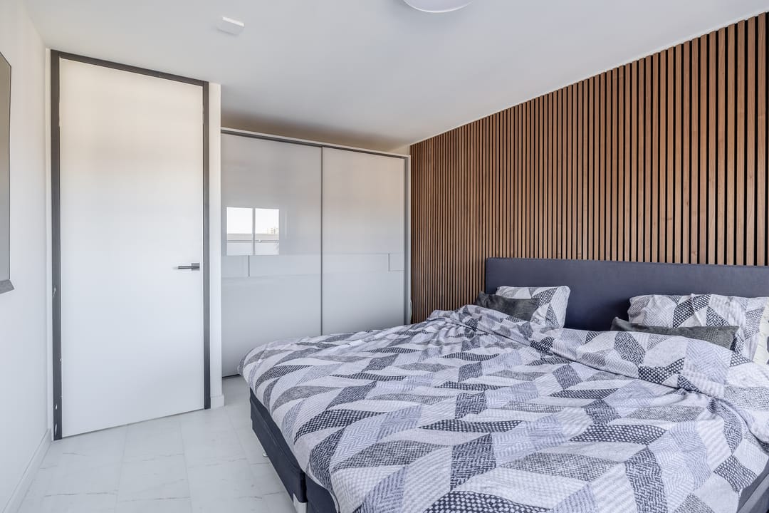 Central Rotterdam apartment with panoramic city views and south-facing balcony — 31