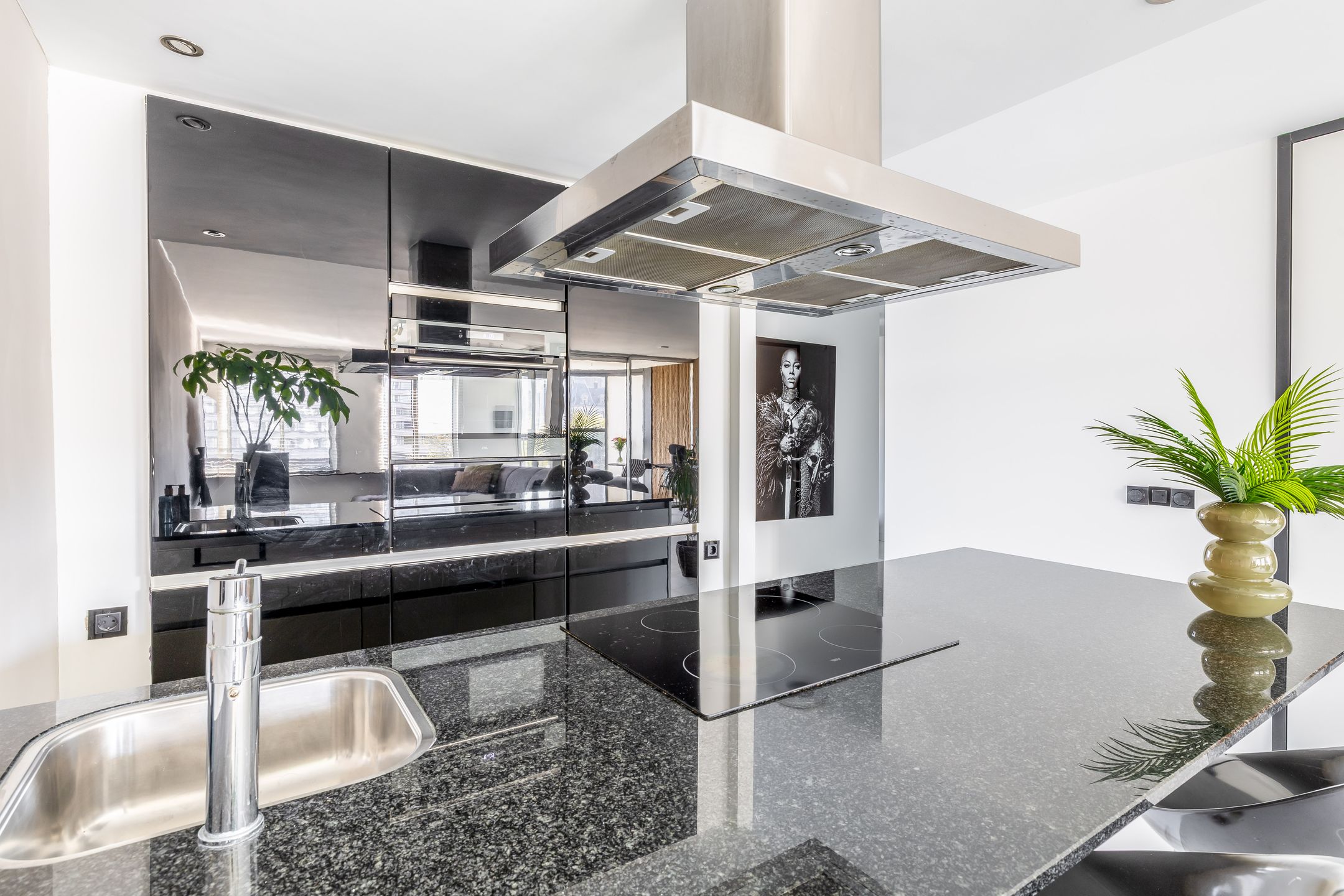 Central Rotterdam apartment with panoramic city views and south-facing balcony — 27