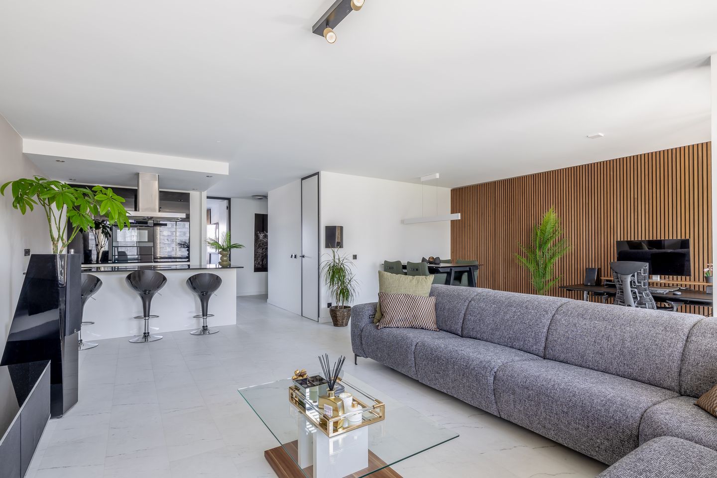 Central Rotterdam apartment with panoramic city views and south-facing balcony — 25