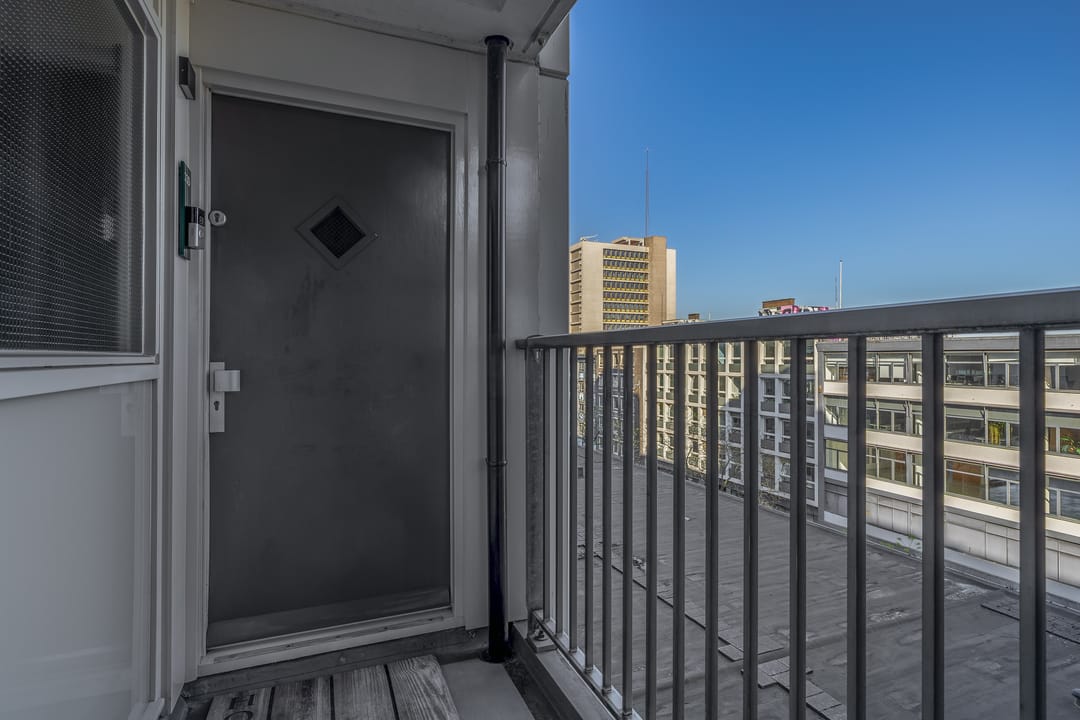Central Rotterdam apartment with panoramic city views and south-facing balcony — 13