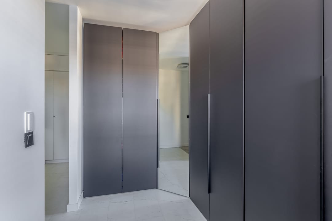 Central Rotterdam apartment with panoramic city views and south-facing balcony — 37