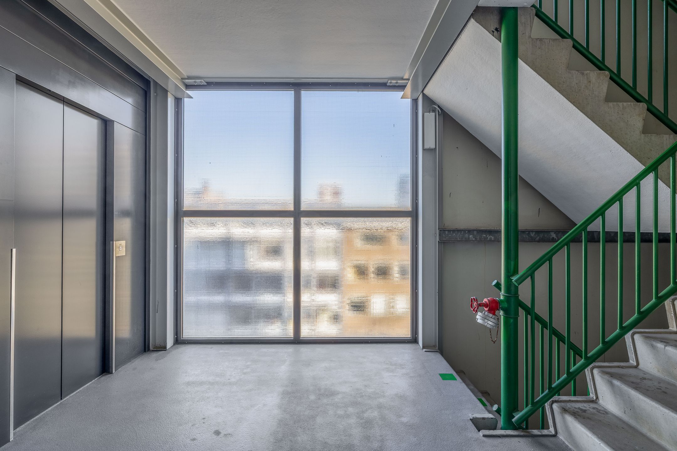 Central Rotterdam apartment with panoramic city views and south-facing balcony — 12