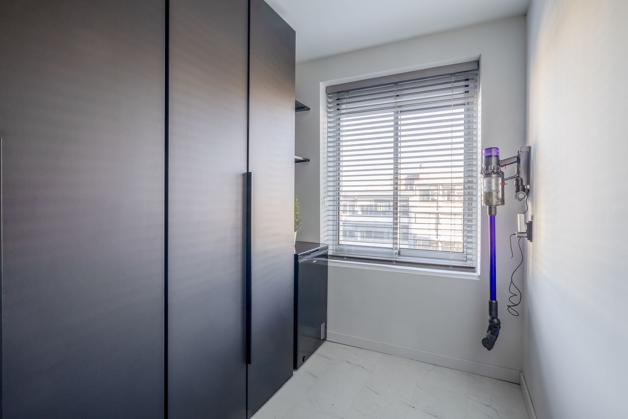 Central Rotterdam apartment with panoramic city views and south-facing balcony — 36