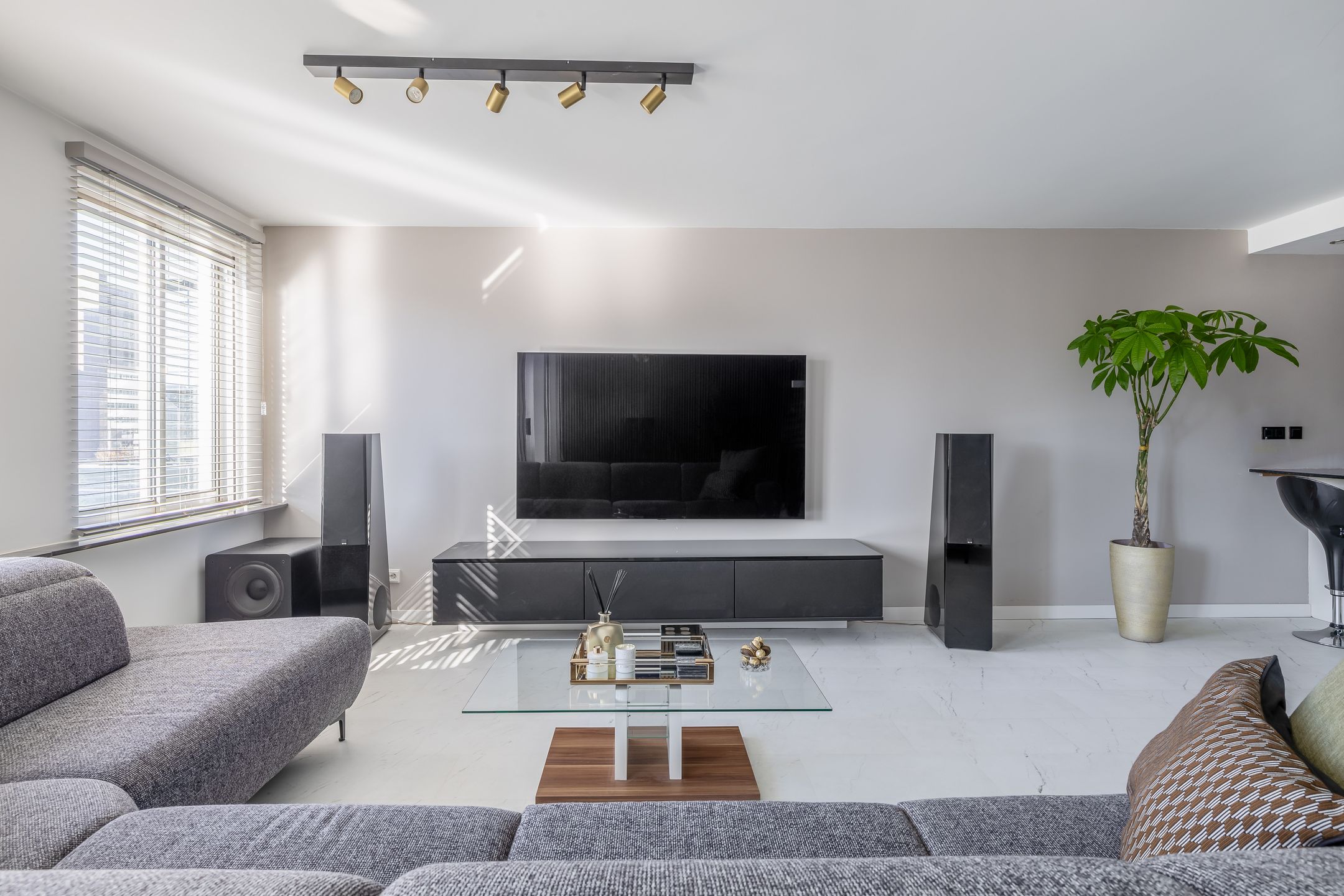 Central Rotterdam apartment with panoramic city views and south-facing balcony — 21
