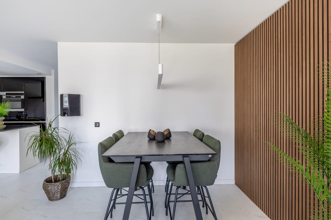 Central Rotterdam apartment with panoramic city views and south-facing balcony — 22