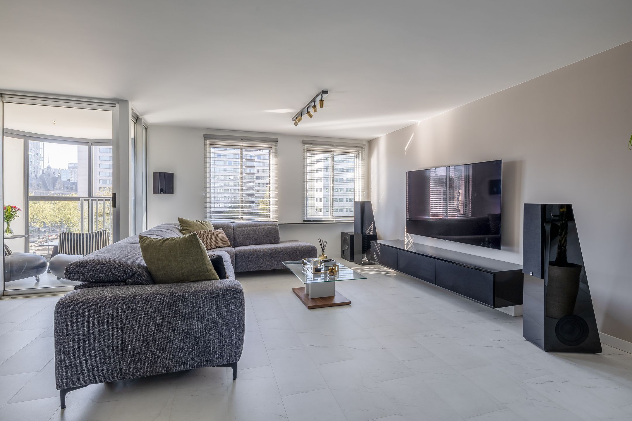 Central Rotterdam apartment with panoramic city views and south-facing balcony — 18