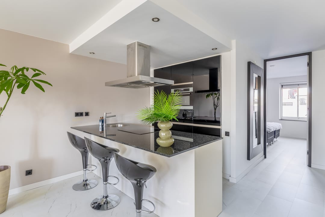 Central Rotterdam apartment with panoramic city views and south-facing balcony — 26