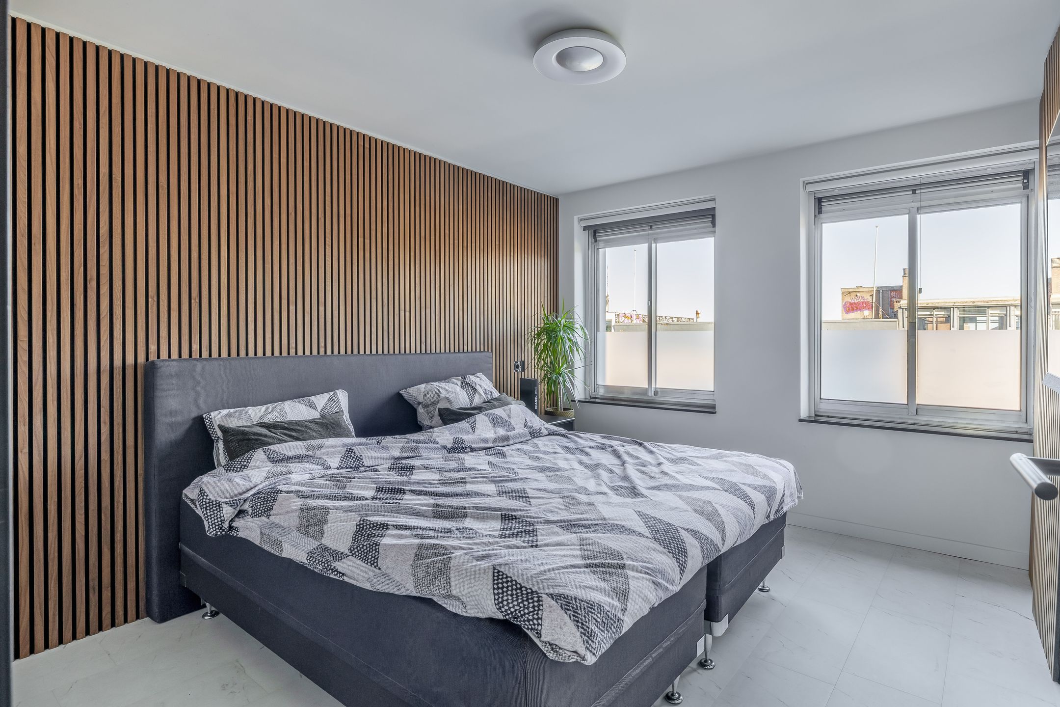 Central Rotterdam apartment with panoramic city views and south-facing balcony — 30