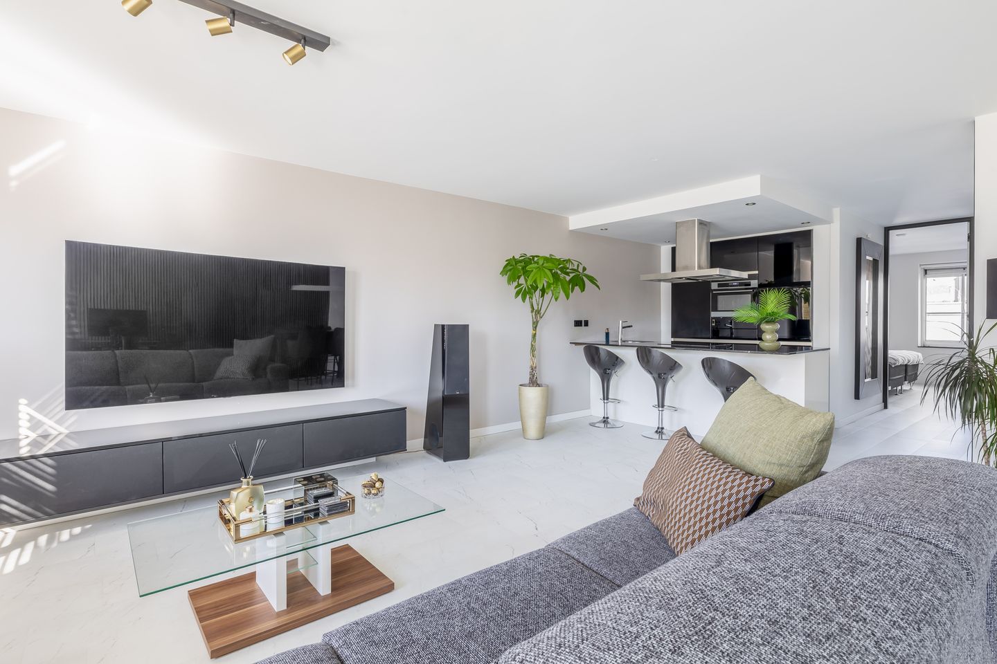 Central Rotterdam apartment with panoramic city views and south-facing balcony — 20