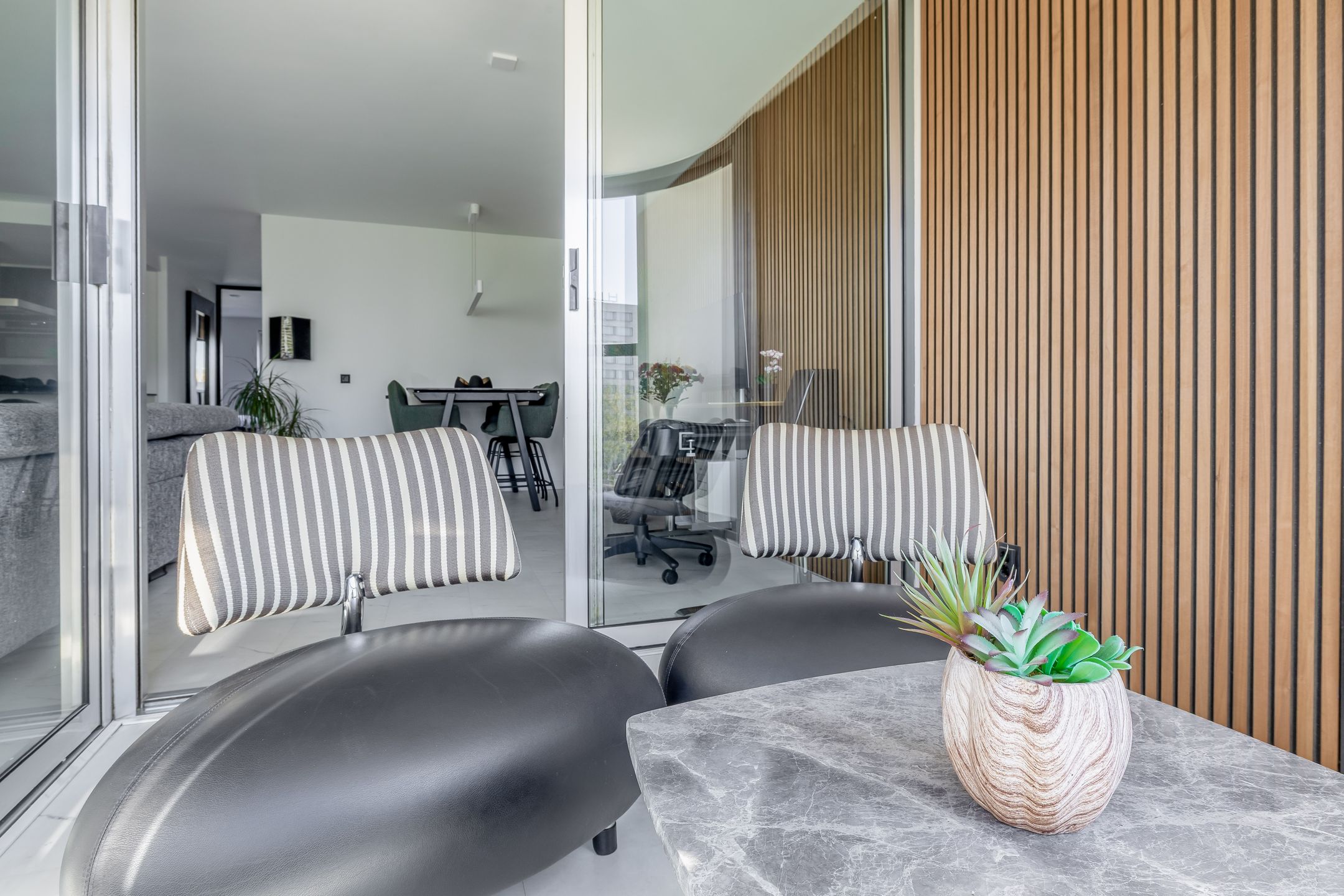 Central Rotterdam apartment with panoramic city views and south-facing balcony — 24