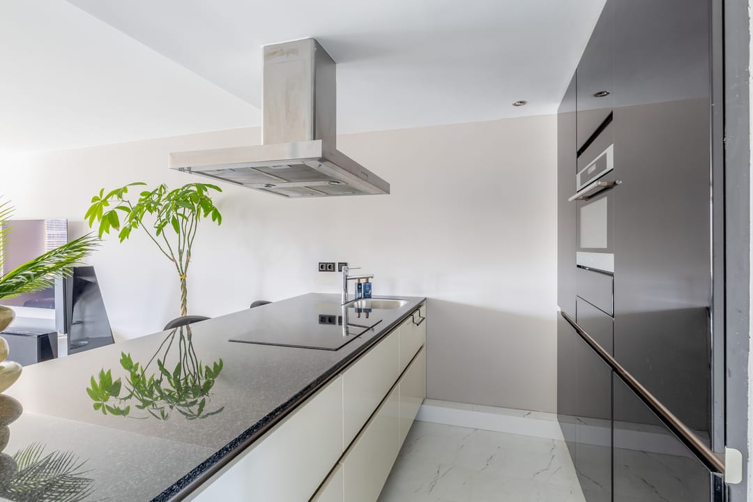 Central Rotterdam apartment with panoramic city views and south-facing balcony — 28